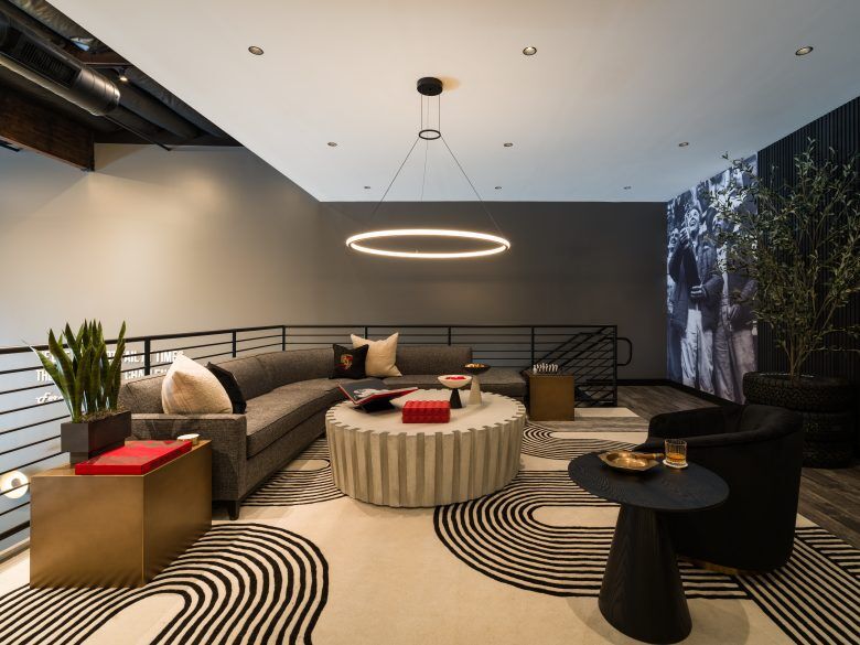 Prostor za sjedenje s kaučem, stolicama i stolićem u obliku zupčanika.